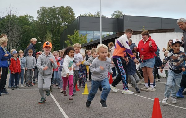 Mange barn er samlet for skoleløp for TV-aksjonen. Kjegler markerer hvor de skal løpe.