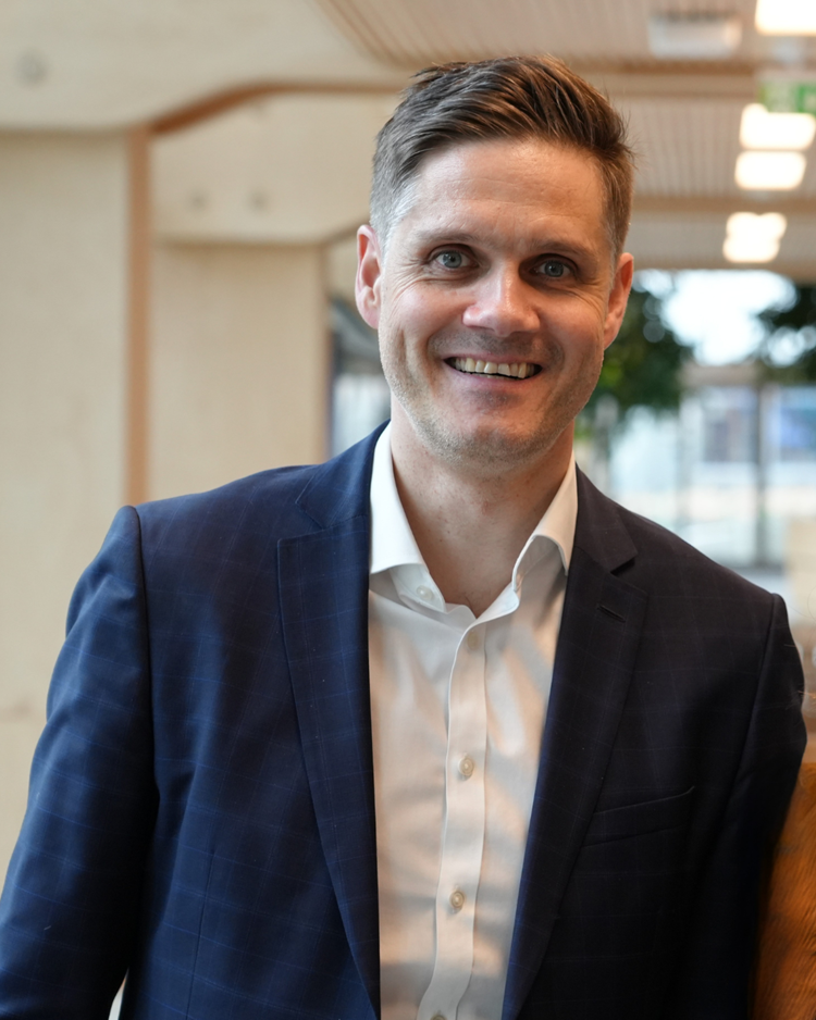 Ole Gilje i SpareBank 1 Sør-Norge. Smilende i dress.