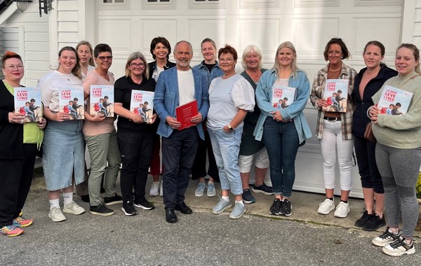 En gruppe mennesker fra kommunekomiteen i Hå. De holder TV-aksjonsbrosjyrer i hendene.